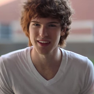 厨房脱岳裙子从后面挺进去
